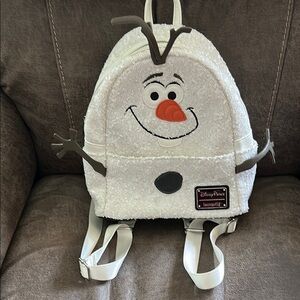Disney lounge, light, Olaf sequin white with brown and orange trim 8 x 9 x 3 APX